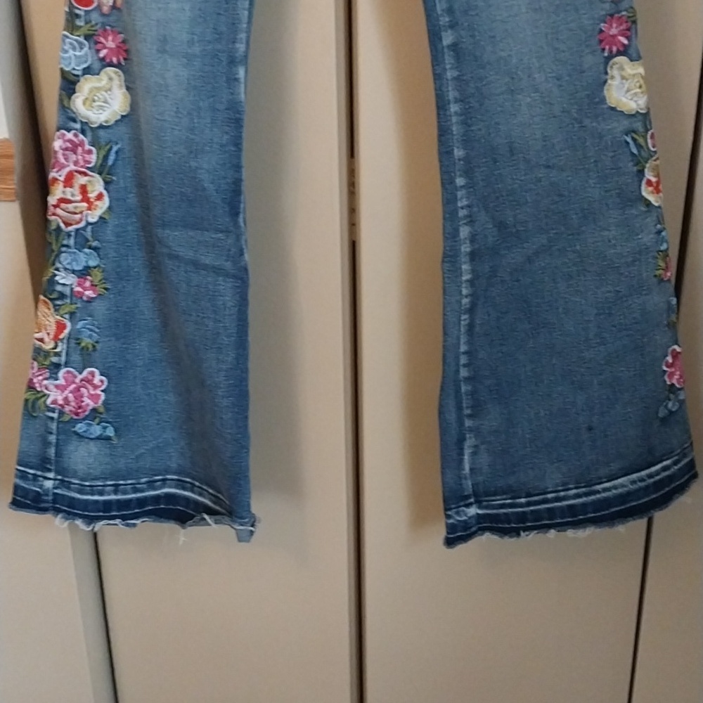 Super Cute Floral Flare Jeans. Size 4 - Picture 2 of 13